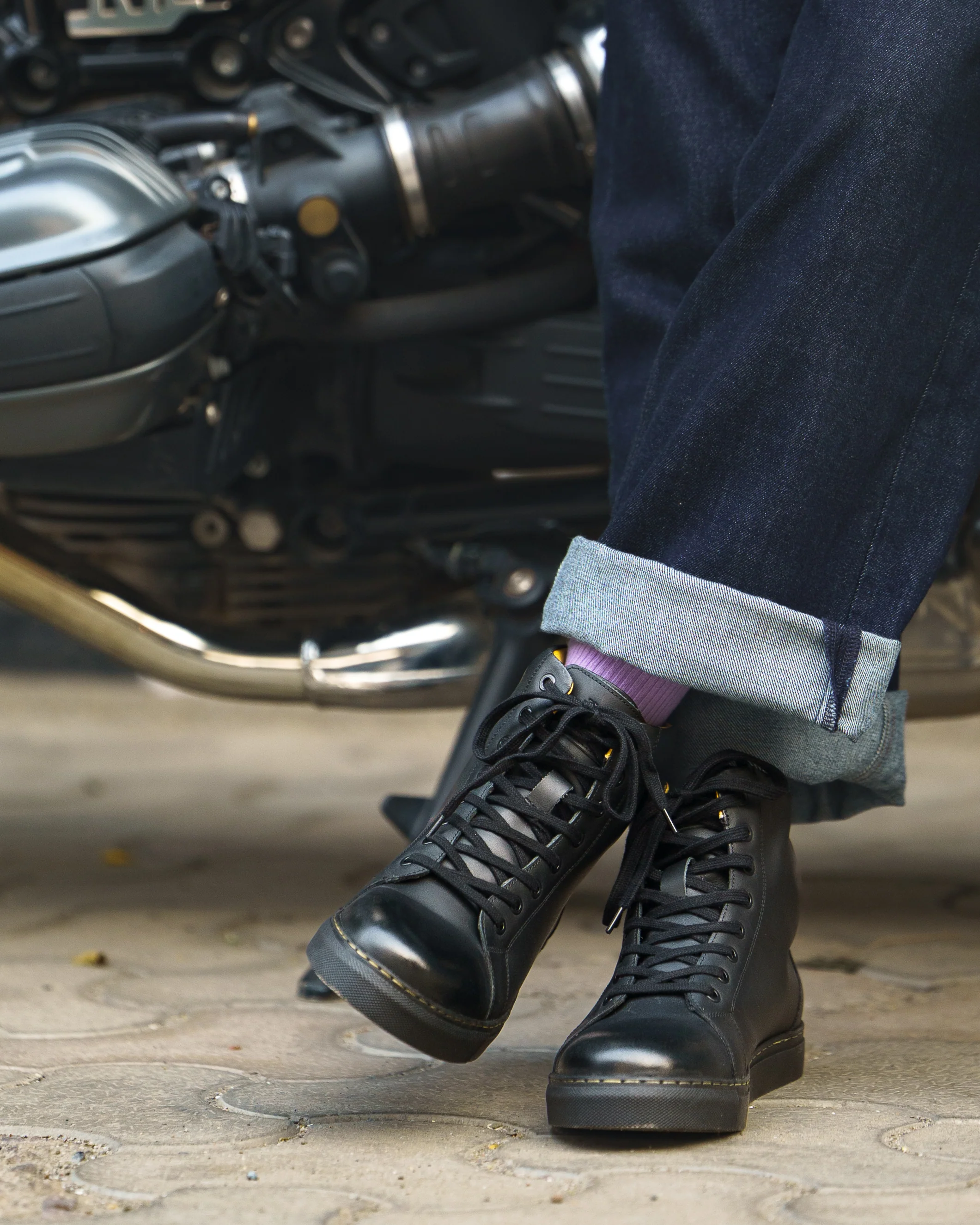 esc: men's riding sneakers black with shoe protector