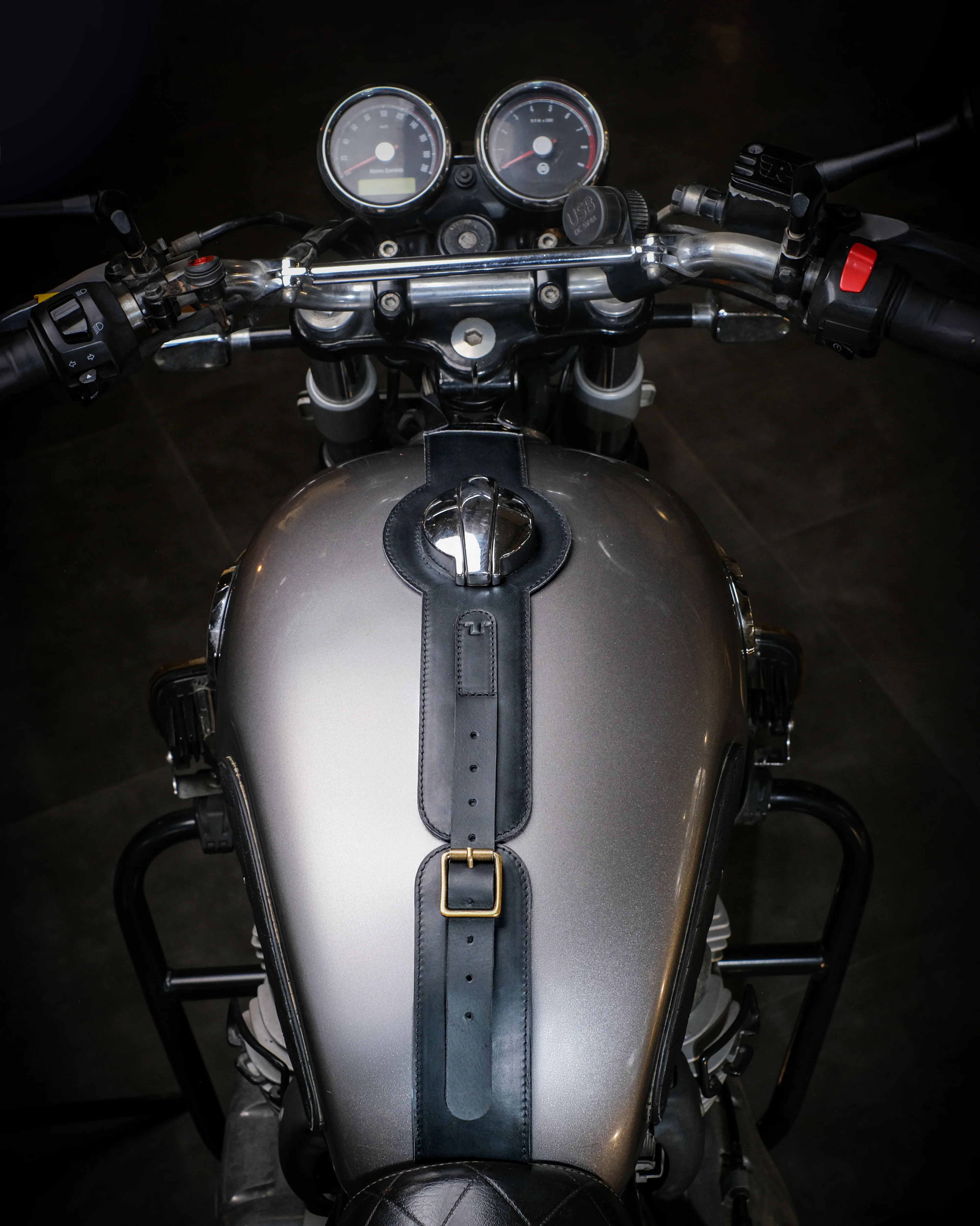 interceptor/gt/bear 650: moto exclusive tank strap - Image 11