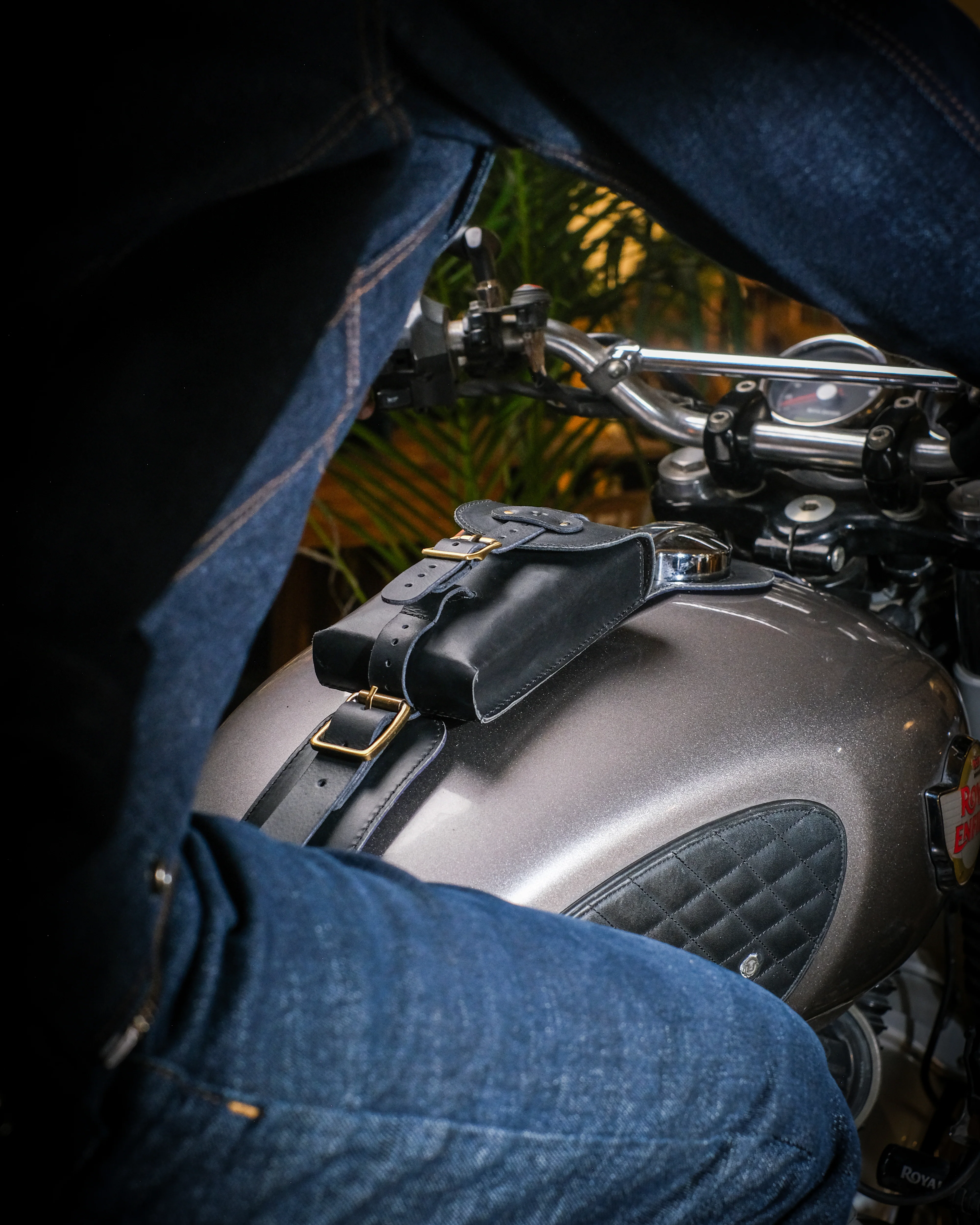 interceptor/gt/bear 650: moto exclusive tank strap - Image 12