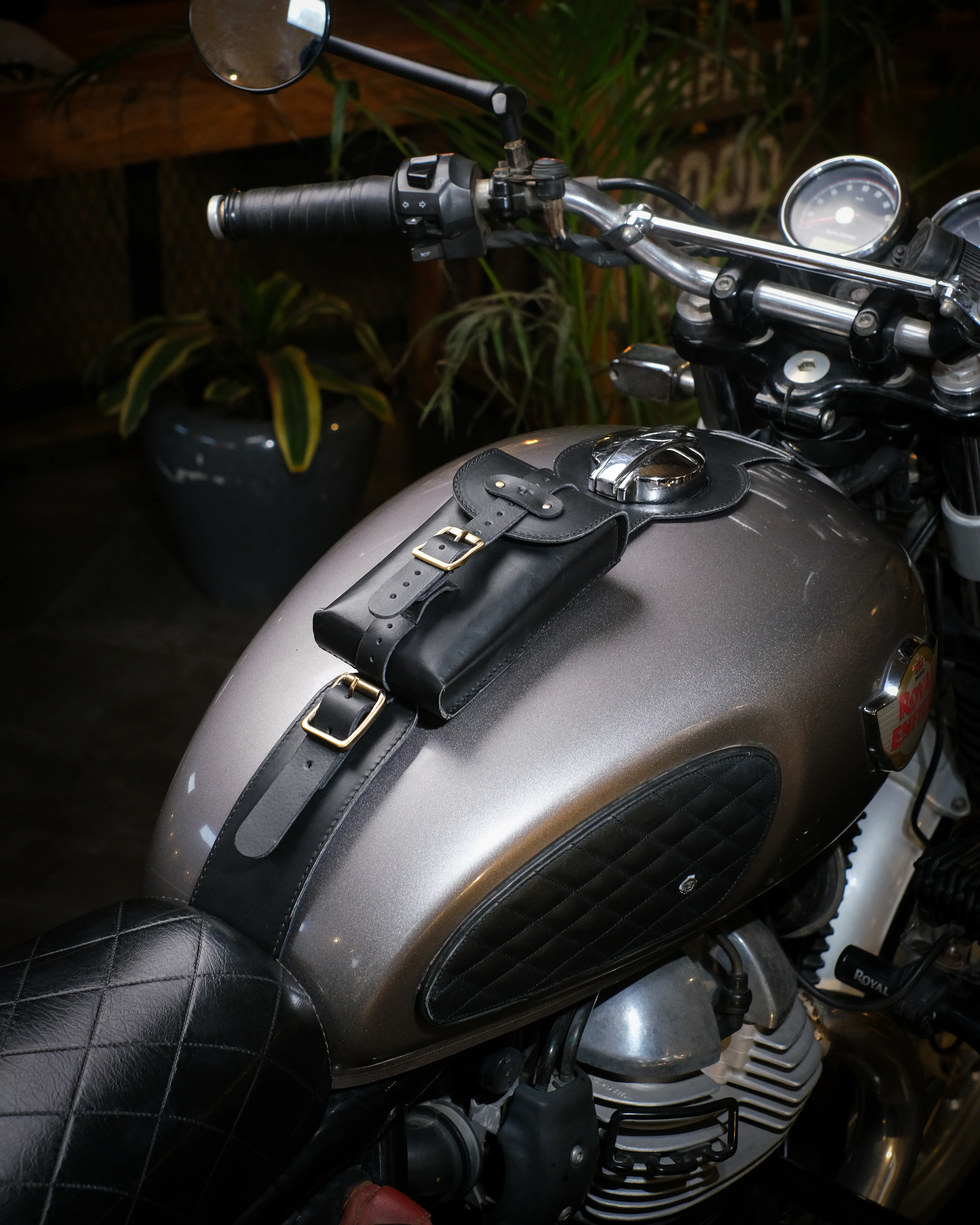 interceptor/gt/bear 650: moto exclusive tank strap - Image 13