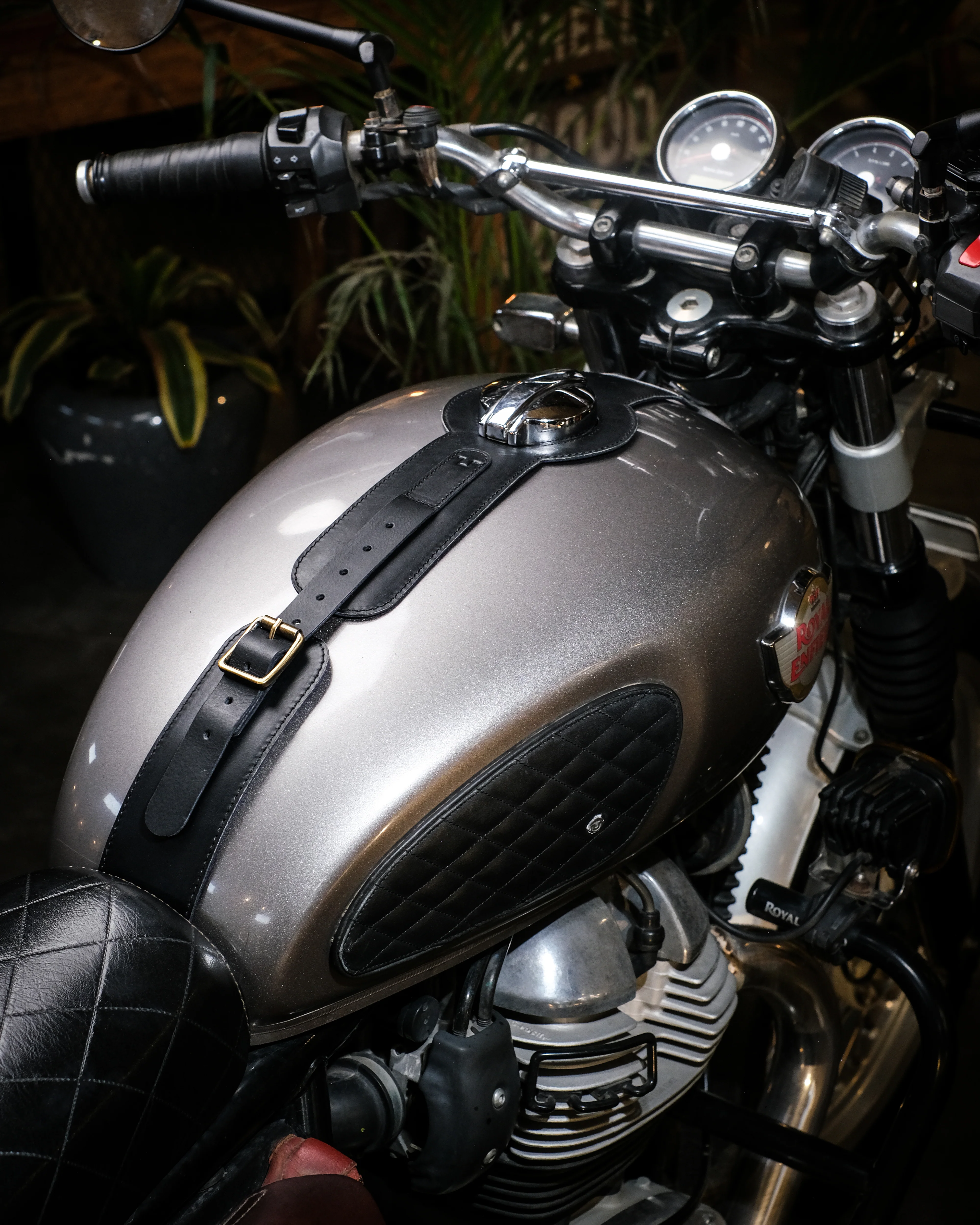 interceptor/gt/bear 650: moto exclusive tank strap - Image 14