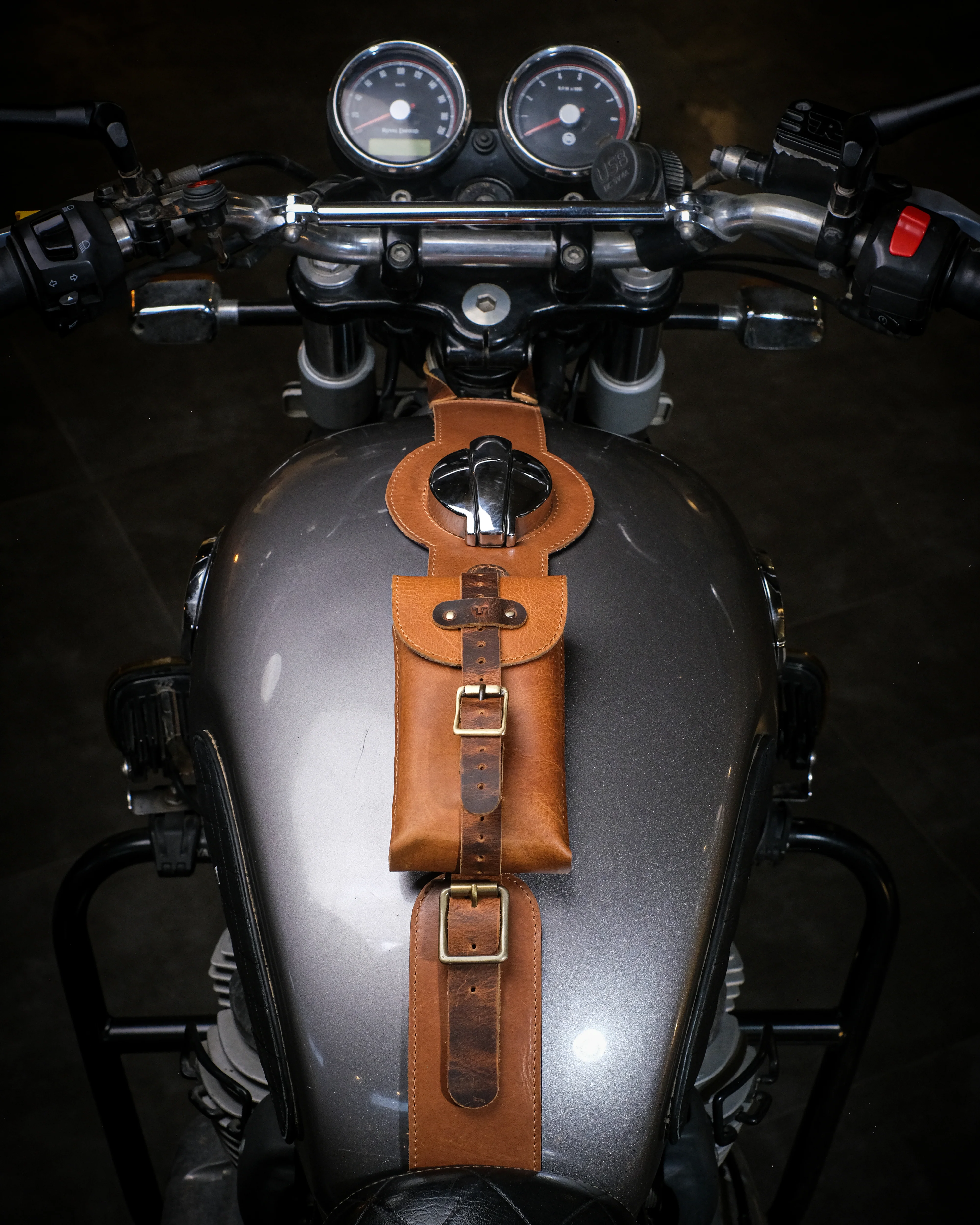 interceptor/gt/bear 650: moto exclusive tank strap - Image 19
