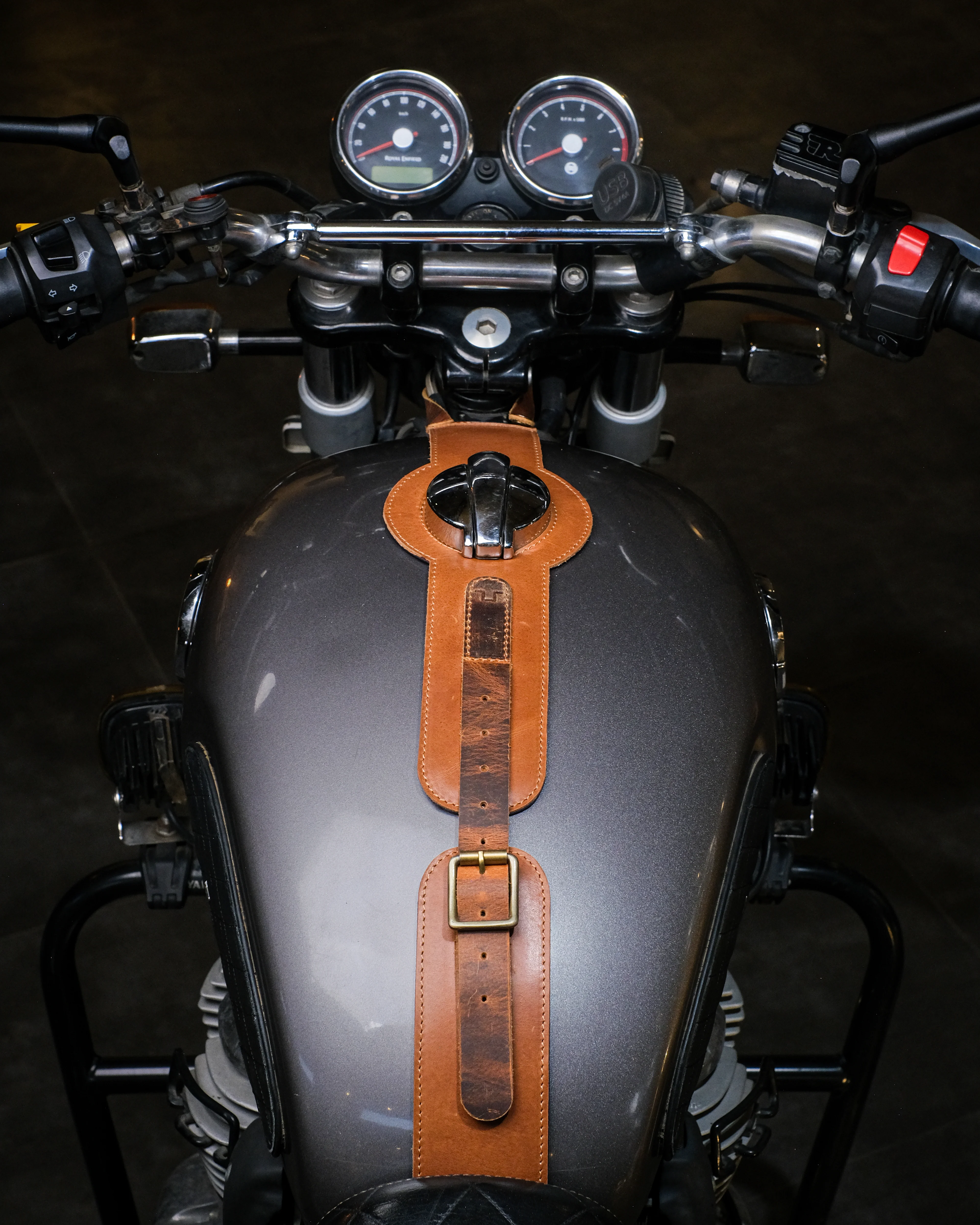 interceptor/gt/bear 650: moto exclusive tank strap - Image 20