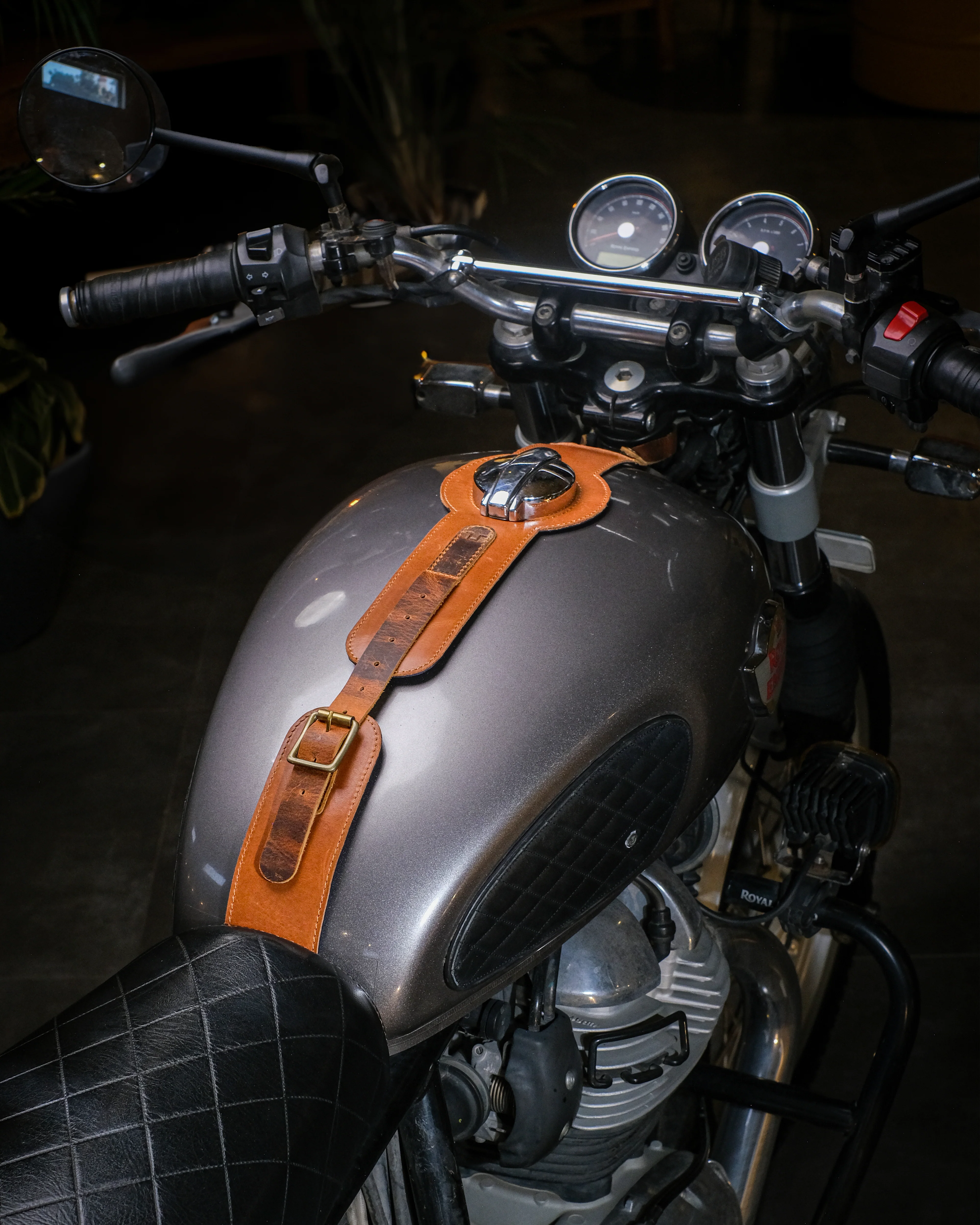 interceptor/gt/bear 650: moto exclusive tank strap - Image 23