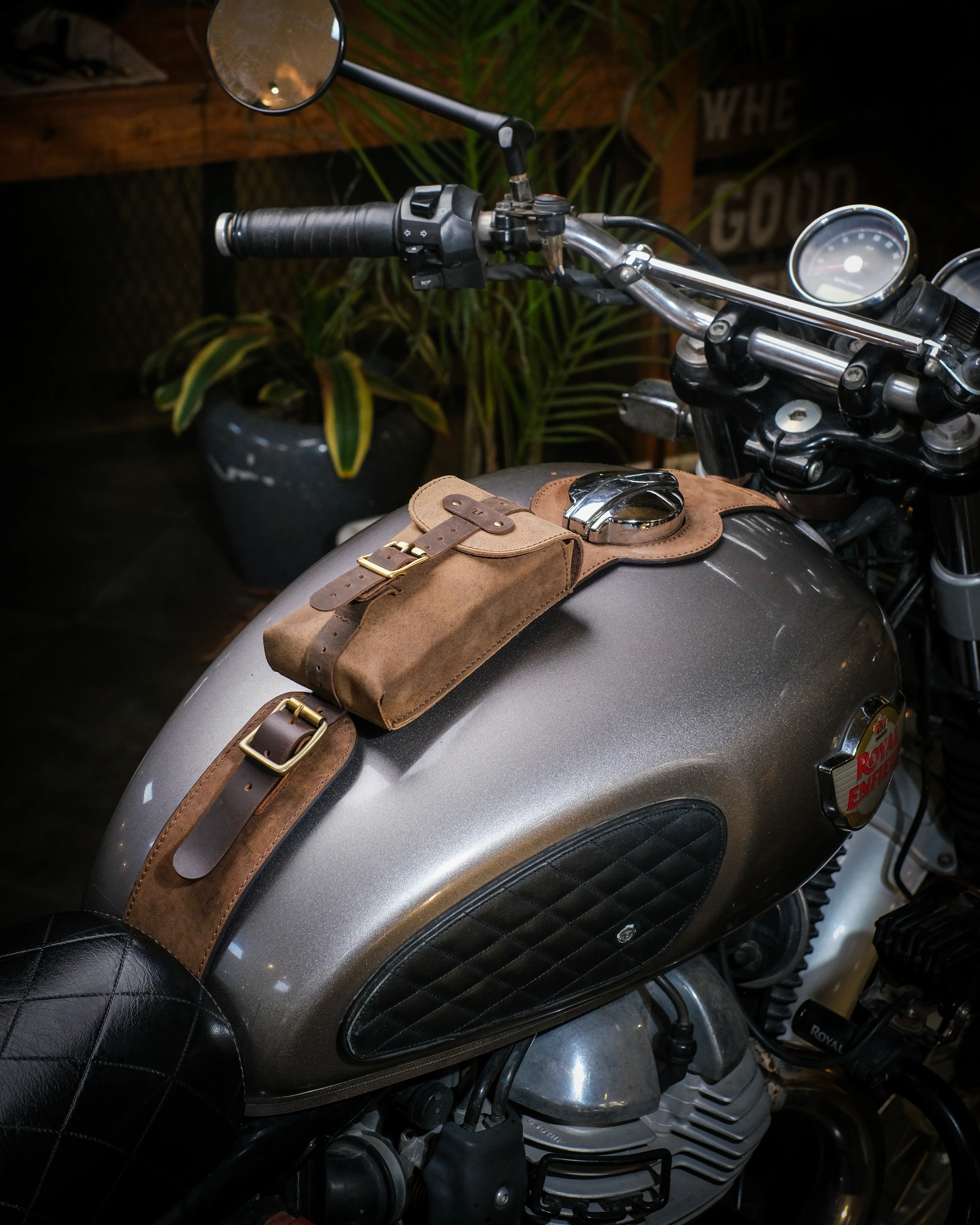 interceptor/gt/bear 650: moto exclusive tank strap - Image 4