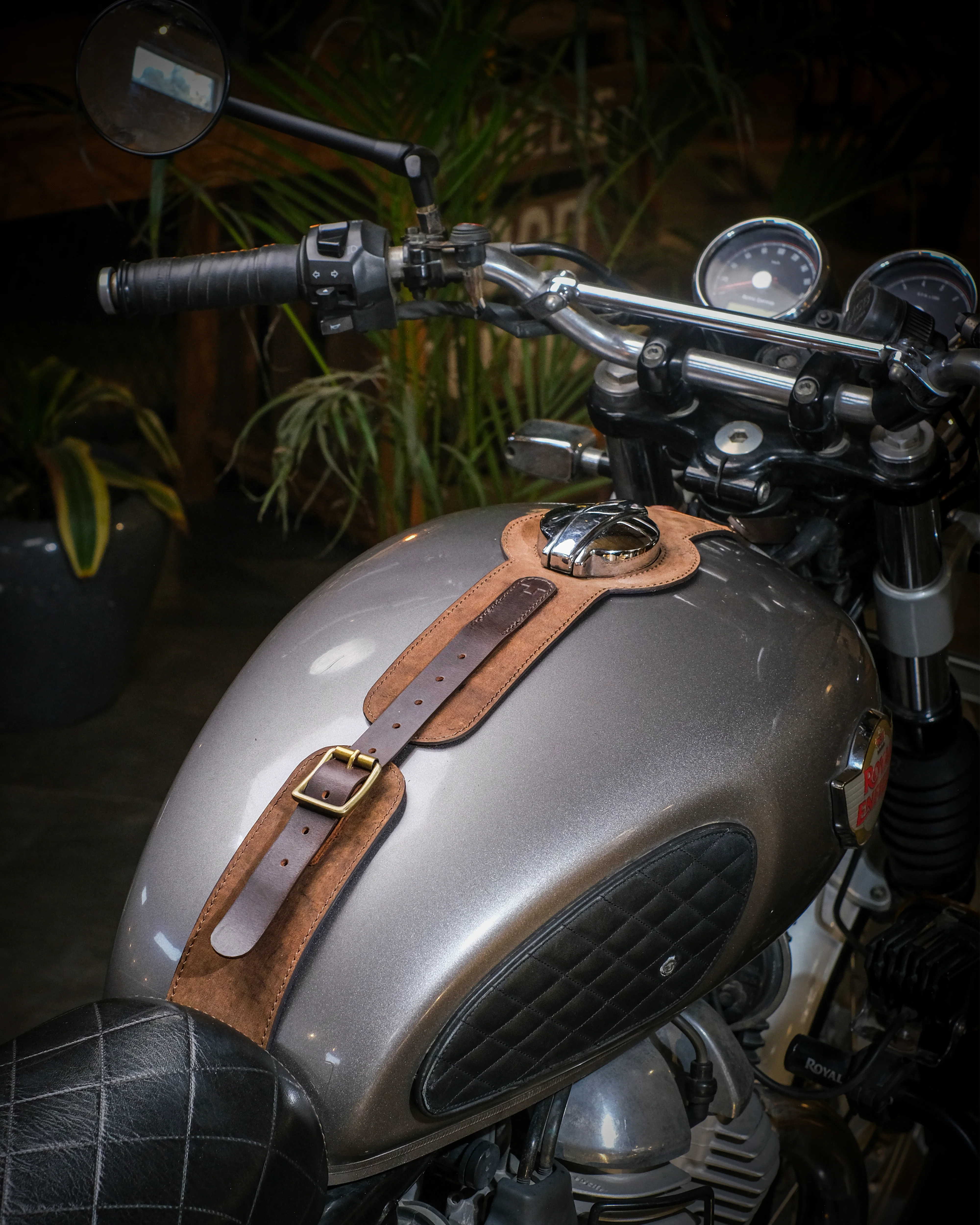 interceptor/gt/bear 650: moto exclusive tank strap - Image 5