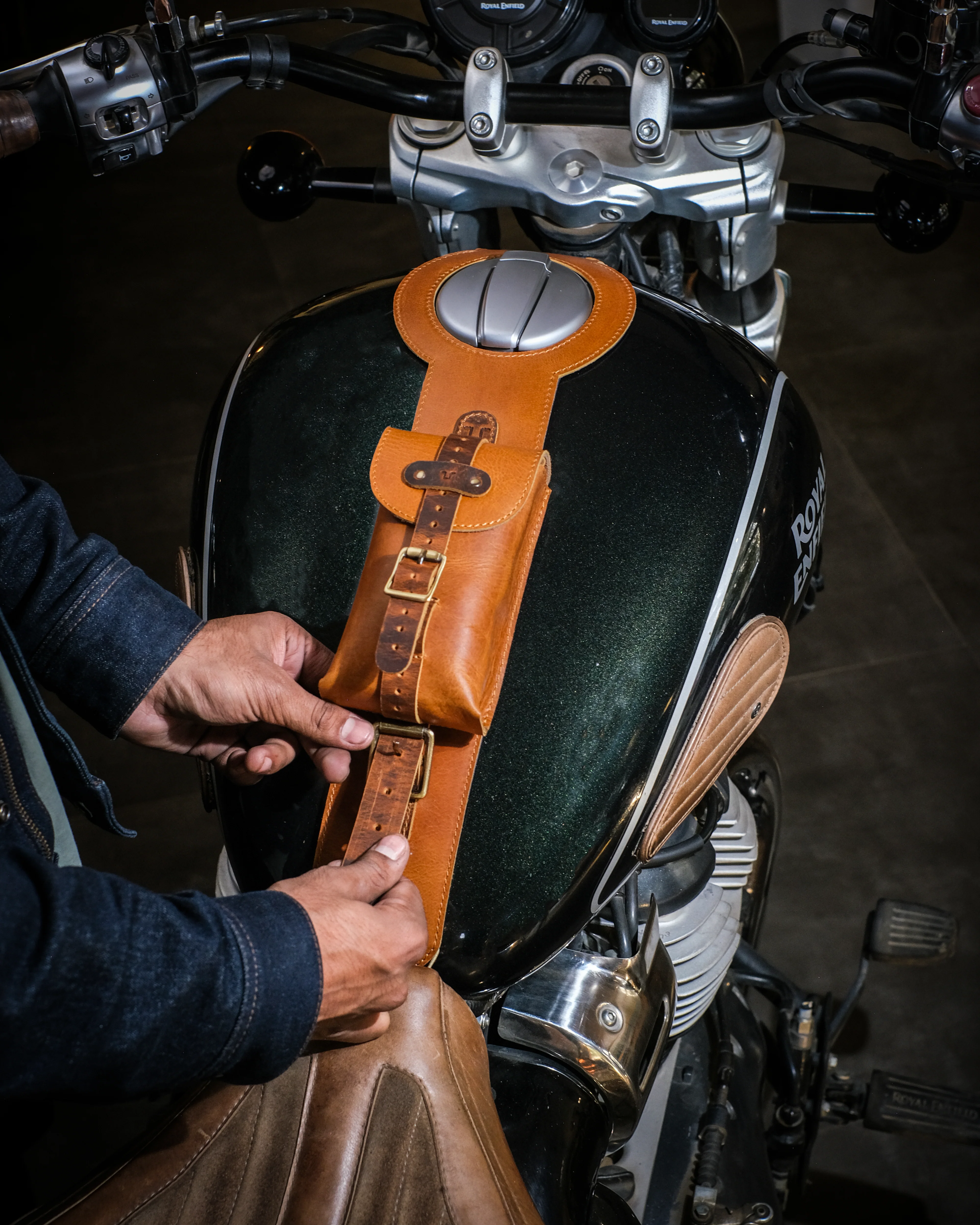 super meteor/shotgun/classic 650: moto exclusive tank strap - Image 21