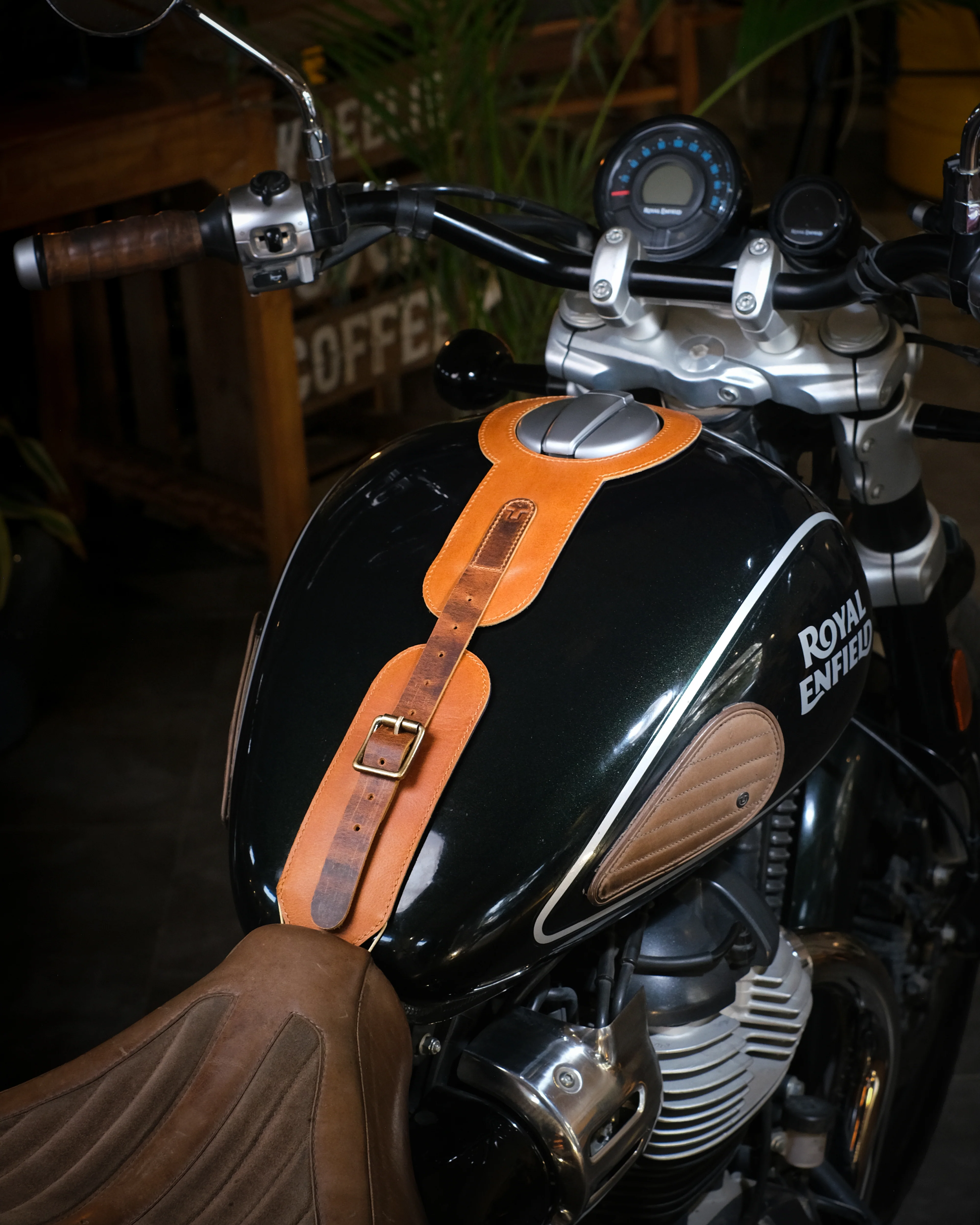 super meteor/shotgun/classic 650: moto exclusive tank strap - Image 23