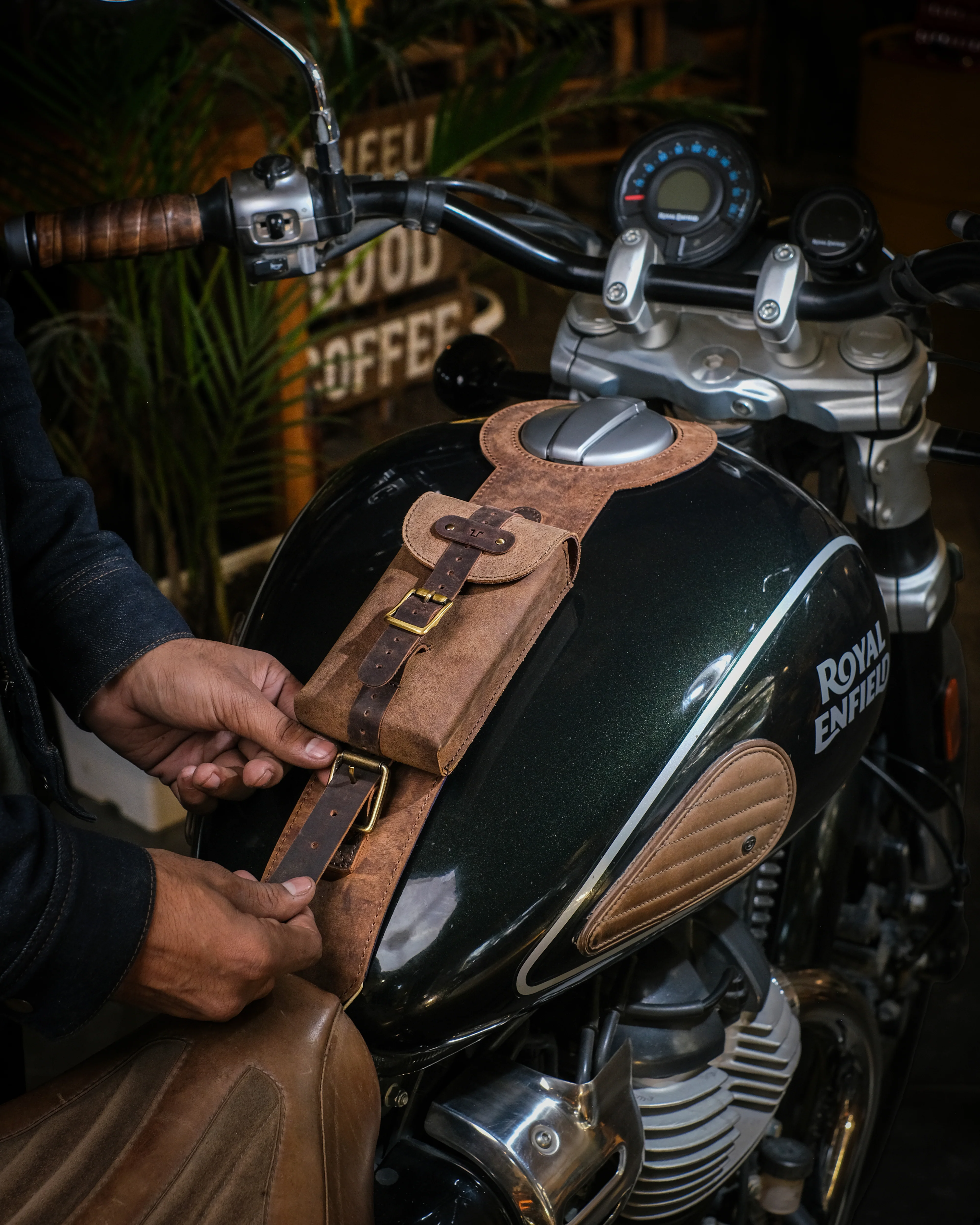 super meteor/shotgun/classic 650: moto exclusive tank strap - Image 3